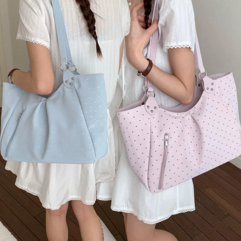 Leather Work Duffle - حقيبة كتف كورية منقطة بتصميم ريترو
